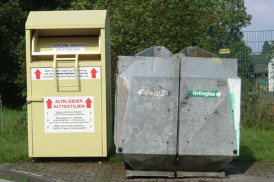 Altkleider- und Glascontainer Baumberger Straße.